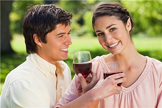 两个,朋友,微笑,联系,手臂,拿着,葡萄酒杯