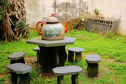 江西景德镇庭院内的石桌上摆的茶具