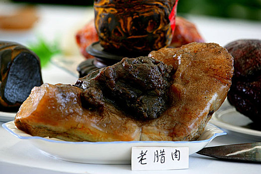 重庆花卉艺术节中展示的三峡奇石,老腊肉