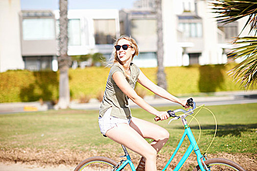美女,看,上方,肩部,骑自行车,威尼斯海滩,洛杉矶,加利福尼亚,美国