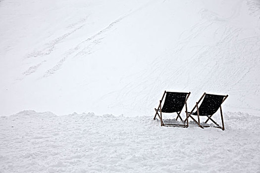 两个,折叠躺椅,雪地,米滕瓦尔德,上巴伐利亚,巴伐利亚,德国,欧洲