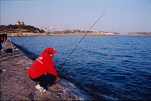 防潮堤上海钓的人