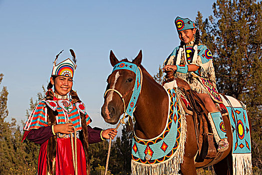 美洲印地安人,家庭,两个,姐妹,衣服,传统服装,串珠,乘,装饰,马,沃姆斯普林斯,印第安人保留地,俄勒冈