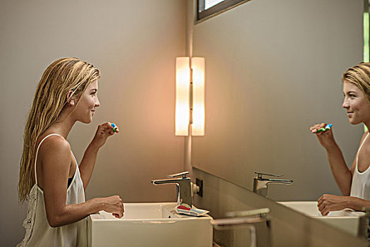 美女,看,浴室镜,刷牙