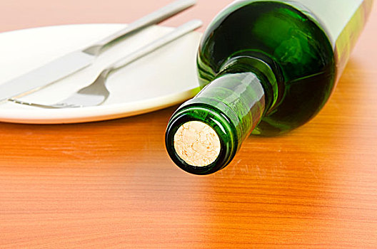 酒瓶,木桌子