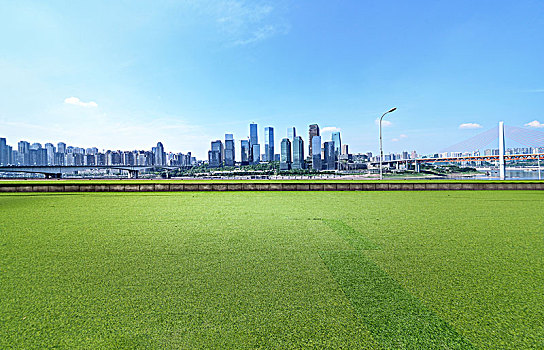 草坪和城市天际线