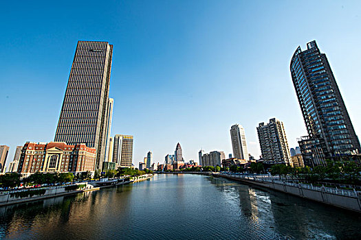 河流两岸的摩天大楼