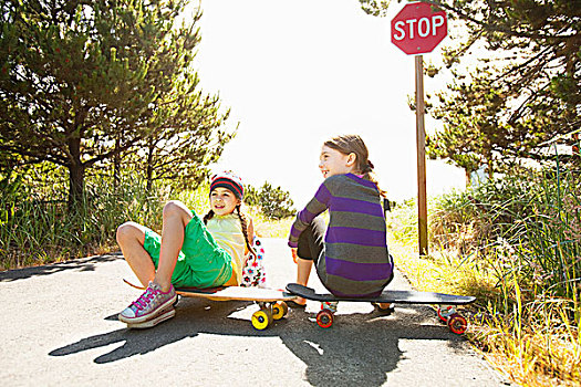 女孩,坐,滑板,乡村道路