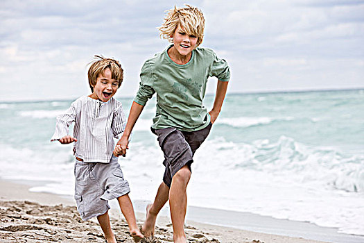 两个男孩,跑,海滩
