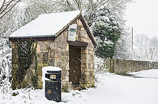 乡村,公交车站,暴风雪