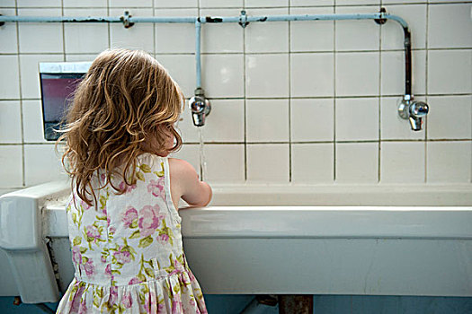 小女孩,洗手,浴室,后视图
