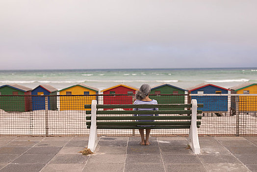 老年,女人,坐,散步场所,长椅,海滩