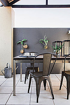 餐桌,金属,椅子,屋顶,平台,观叶植物,灰色,墙壁