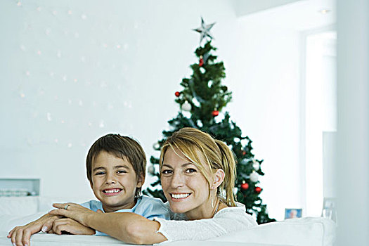 男孩,母亲,沙发,圣诞树,背景,看镜头,微笑