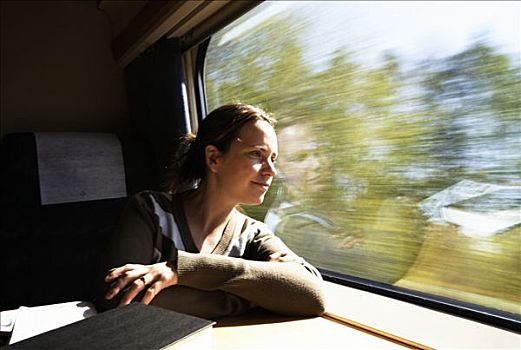 女人,看窗外,列车