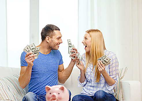 喜爱,家庭,金融,钱,高兴,微笑,情侣,存钱罐,桌子,在家