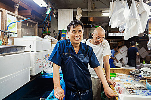 传统,鲜鱼,市场,东京,两个男人,围裙,工作,新鲜,农产品,货摊