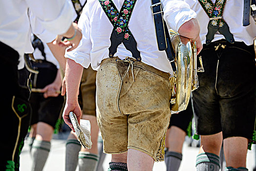 音乐人,皮裤,大号,传统服装,游行,上巴伐利亚,巴伐利亚,德国,欧洲