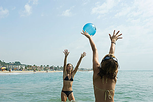 少女,玩,水皮球,海洋