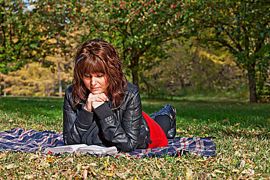 女青年,读,圣经,沉思,公园,艾伯塔省,加拿大