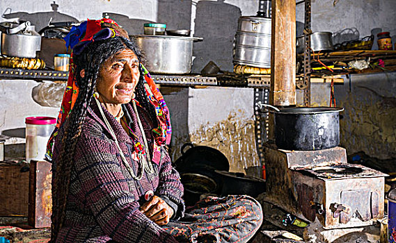 女人,部落,工作,厨房,穿,传统服饰,特色,花,头饰,查谟-克什米尔邦,印度,亚洲