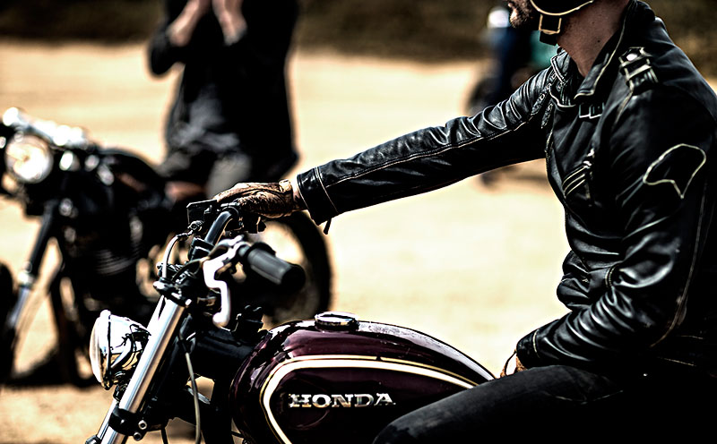 侧面视角,男人,穿,黑色,皮夹克,坐,咖啡,竞速,摩托车,尘土,土路