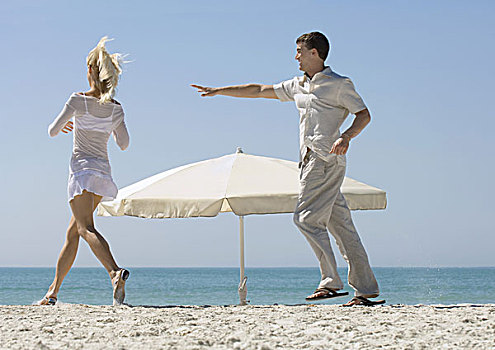 情侣,追逐,相互,伞,海滩