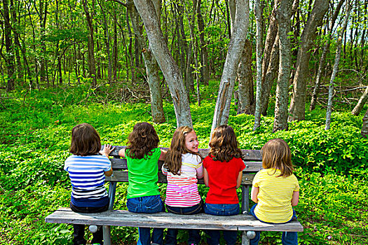 孩子,姐妹,朋友,女孩,坐,公园长椅,看,树林,微笑