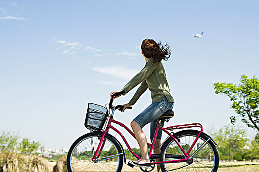 女人,骑自行车,看,飞机,飞,天空