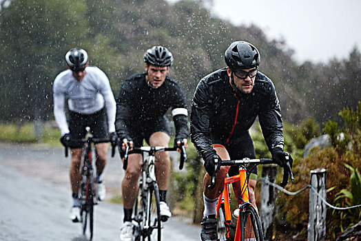 专注,男性,骑车,骑自行车,下雨,道路