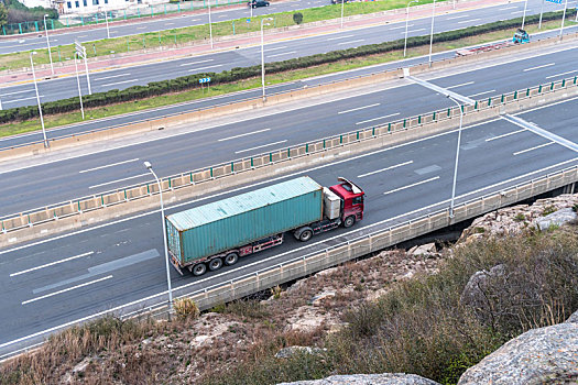 公路上行驶中的卡车