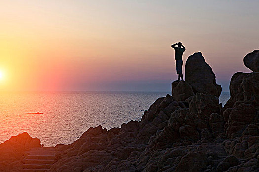 剪影,男人,岩石上,看别处,日落,上方,海洋,萨丁尼亚,意大利