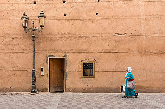 女人,走,粘土,墙壁,宫殿,玛拉喀什,摩洛哥,非洲