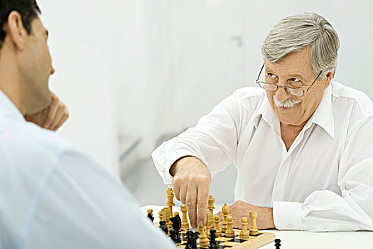 父亲,玩,下棋,成年,儿子,自鸣得意