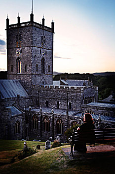 暗色,头发,女人,坐,一个,长椅,衣服,黃昏,看,左边,大教堂,威尔士