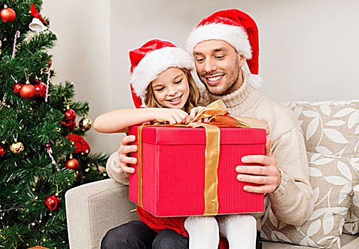 家庭,圣诞节,圣诞,高兴,人,概念,微笑,父亲,女儿,圣诞老人,帽子,打开,礼盒