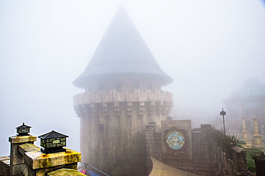 雾气中巴拿山上的城堡