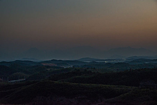 山,丹霞,群山,山脉,黄昏,红光,坡顶,驴友,旅行,地质公园,丹霞地貌,灌木,树,草,水潭,素材,平面设计