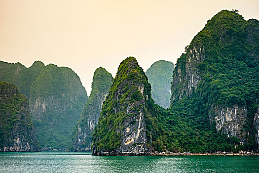 喀斯特地貌,山景,下龙湾,广宁省,越南,亚洲