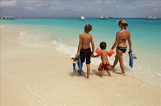 女人,两个孩子,海滩,泻湖,胜地,马尔代夫,印度洋