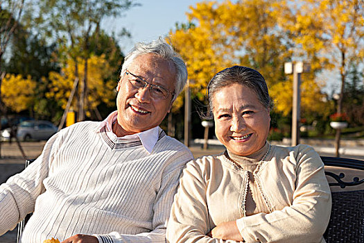 老夫妻在院子里休息