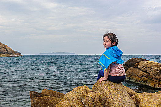 海边独坐的小女孩