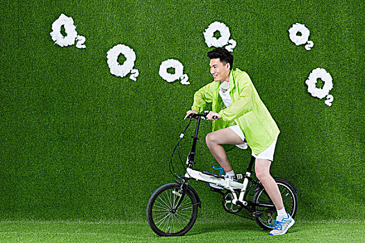 草地創意男青年騎自行車