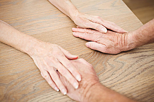 老年,夫妻,握手,桌上