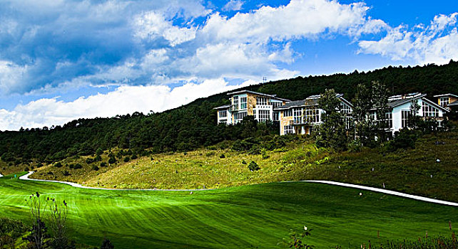 玉龙雪山高尔夫球场风景