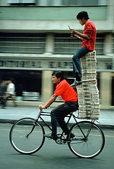两个人,报纸,自行车,墨西哥城,墨西哥,中美洲