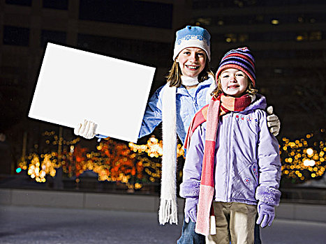 两个女孩,户外,冬天,空白标志