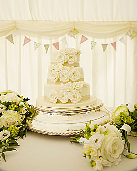 白色,婚礼蛋糕,围绕,花束