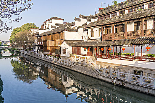 南京夫子庙古运河边的步行街古建筑