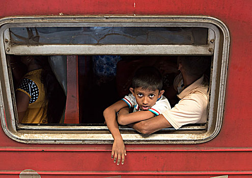 男孩,向外看,拥挤,列车,科伦坡,斯里兰卡,亚洲